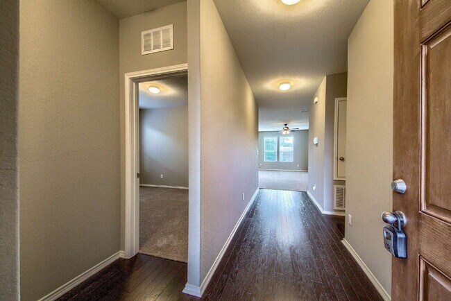 Building Photo - BEAUTIFUL HOME OFFERING 50% OFF 1ST MONTH'S RENT!!