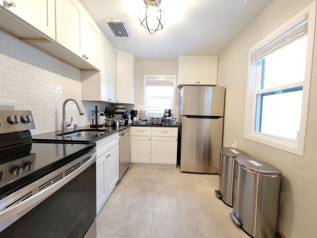 Building Photo - 730 11th Ave SE