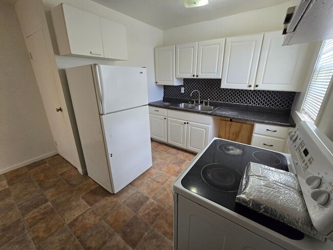 Building Photo - $1100 3 Bed 1 Bath Townhome