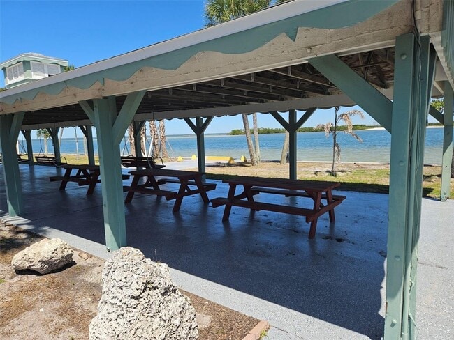 Building Photo - 2 bedroom 2 bath fully remodeled mobile home for rent in 55+ community in south Tampa