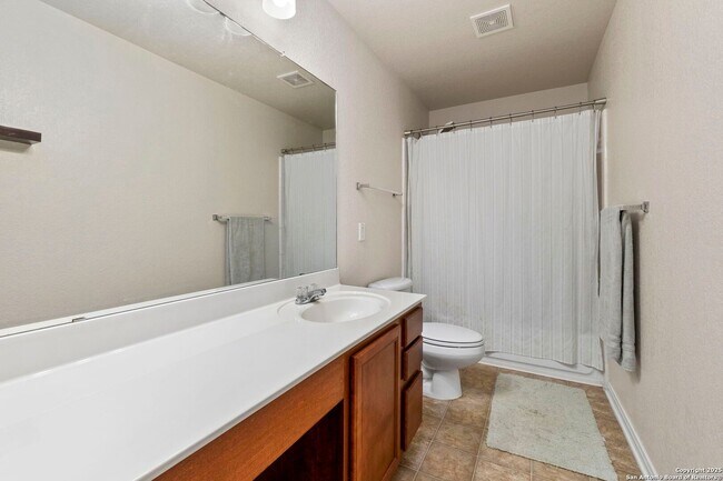 Building Photo - Charming Home Awaits: Spacious & Modern Li...