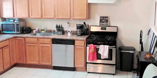 Building Photo - 3321 N Lakewood Ave