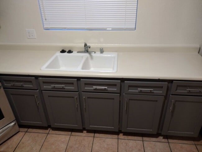 Building Photo - 4 Bedroom 2 Bathroom  Tropicana & Mountain...