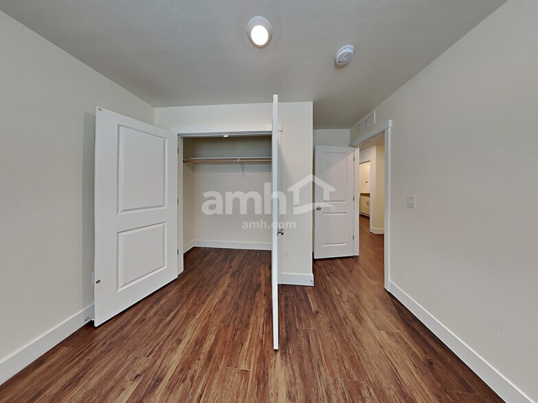 Building Photo - 1113 Moorside Ave