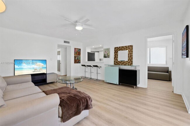 Building Photo - 1601 Bay Rd