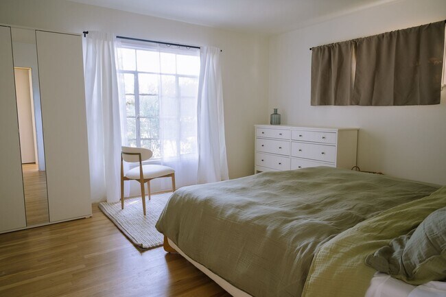 Building Photo - 3 Bedrooms + 2 Bathrooms | Midtown Ventura | Furnished or Unfurnished