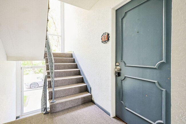 Building Photo - Spacious 2BR/1BA in Pembroke Gardens!