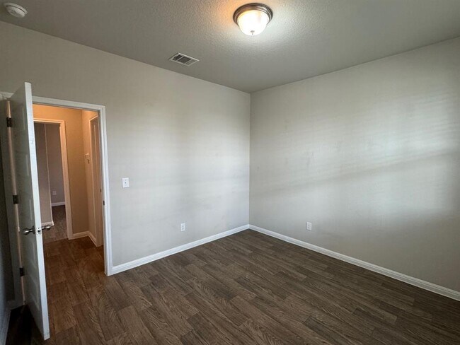 Building Photo - 209 Pitchfork Dr