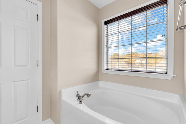 Building Photo - 16 Bushwood Dr