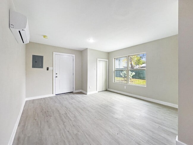 Building Photo - 1606 W Wildwood Dr