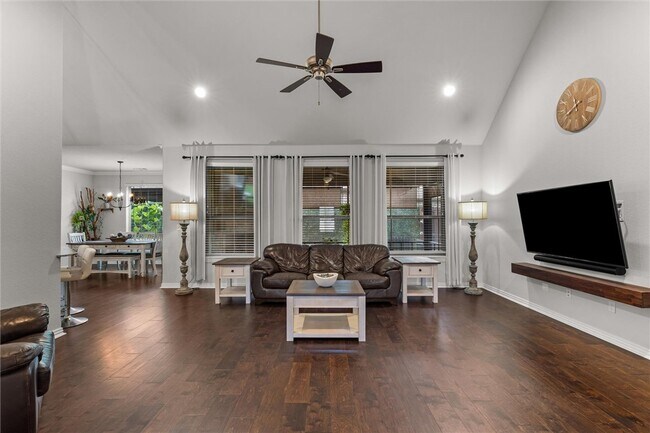Building Photo - 5819 W Cane Hill Dr