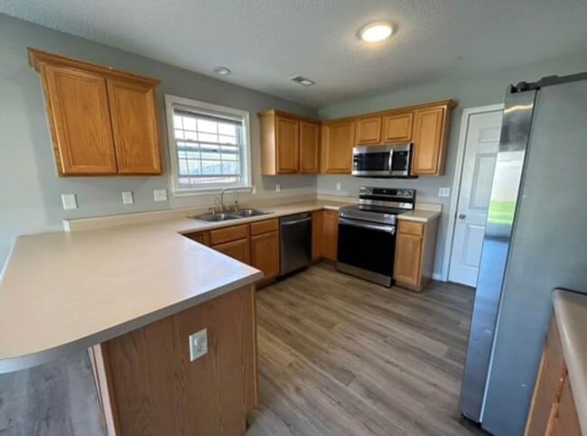 Building Photo - Impressive 3 Bed 2 Bath House In 7 Oaks!