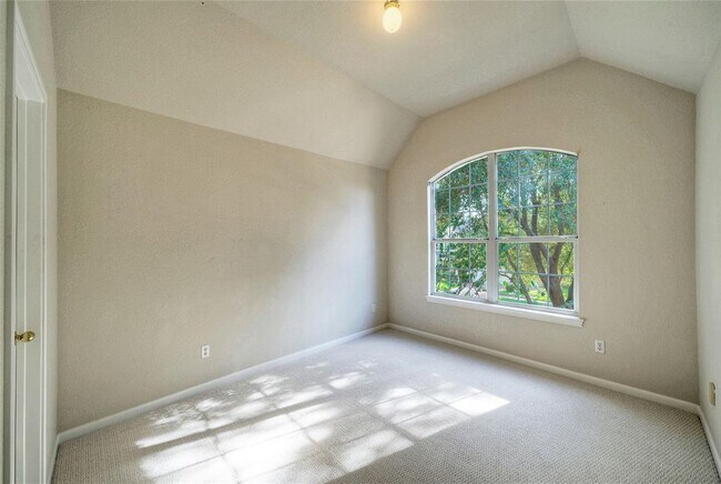 Building Photo - 2616 Henley Dr