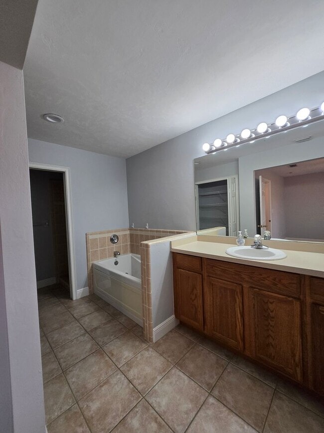 Building Photo - 3BR/3BA Two-Story Quad – Prime Location & Move-In Ready!