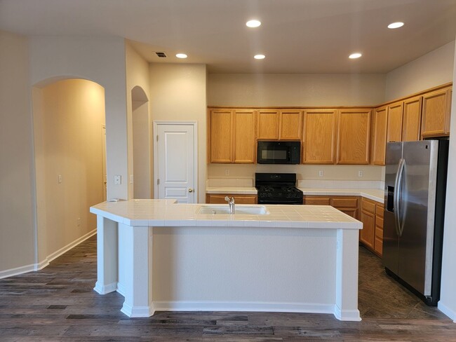 Building Photo - MAY MOVE IN SPECIAL - $500.00 of 2nd Month