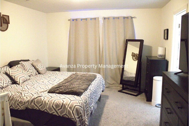 Building Photo - 1 Year Lease 4 Bed  3 Bath  Rent: $2,695 D...