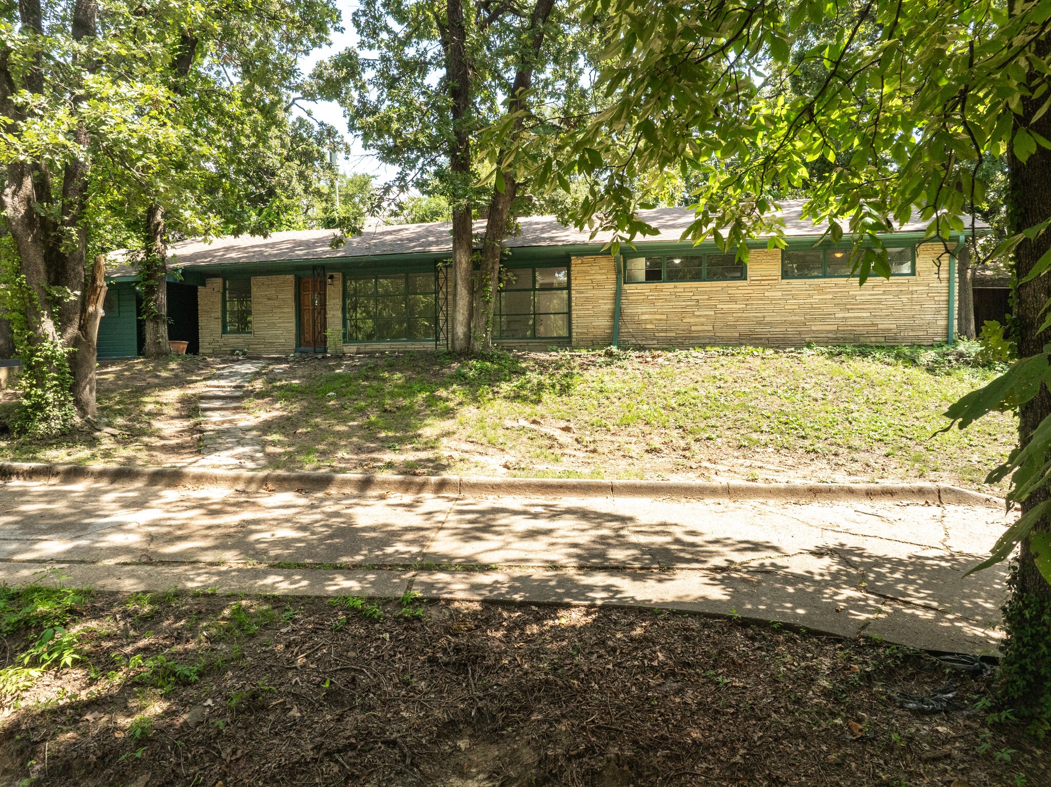 Building Photo - 2800 Ionia St