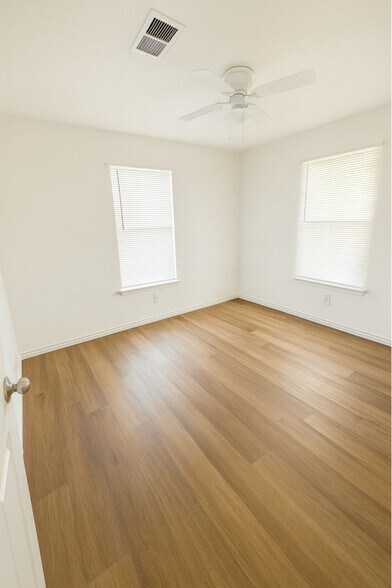 Building Photo - 614 E Live Oak St