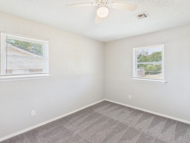 Building Photo - 324 NW Compass Dr