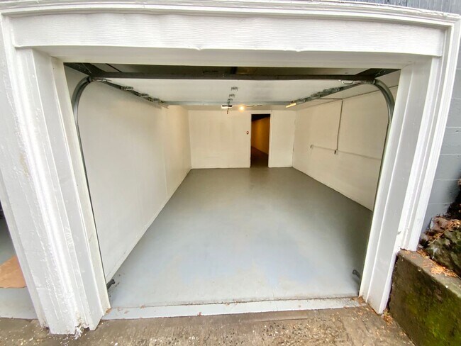 Building Photo - Beautiful Townhouse with Fenced Yard, Gara...