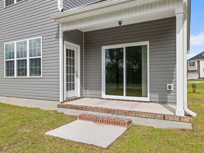 Building Photo - Towne Pointe Beauty!