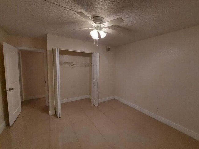 Building Photo - 201 Foxtail Dr