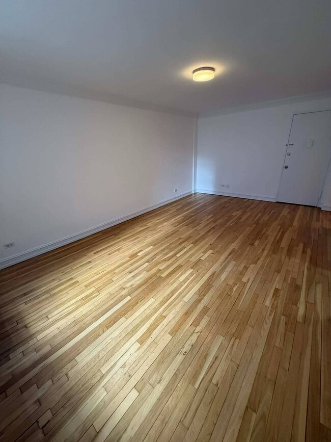 Building Photo - 305 W 13th St