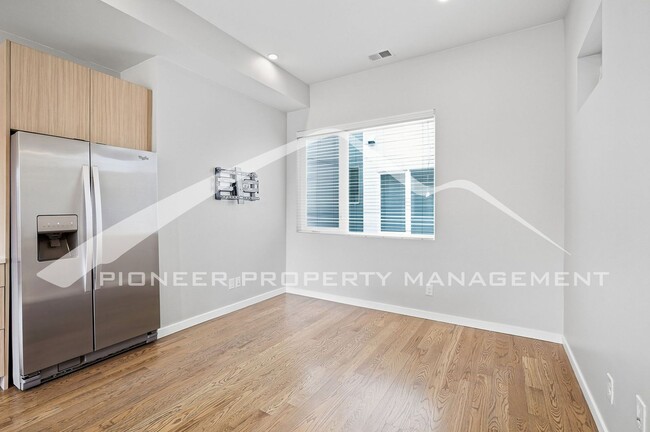 Building Photo - Gorgeous Townhome with Central AC and Rooftop Deck