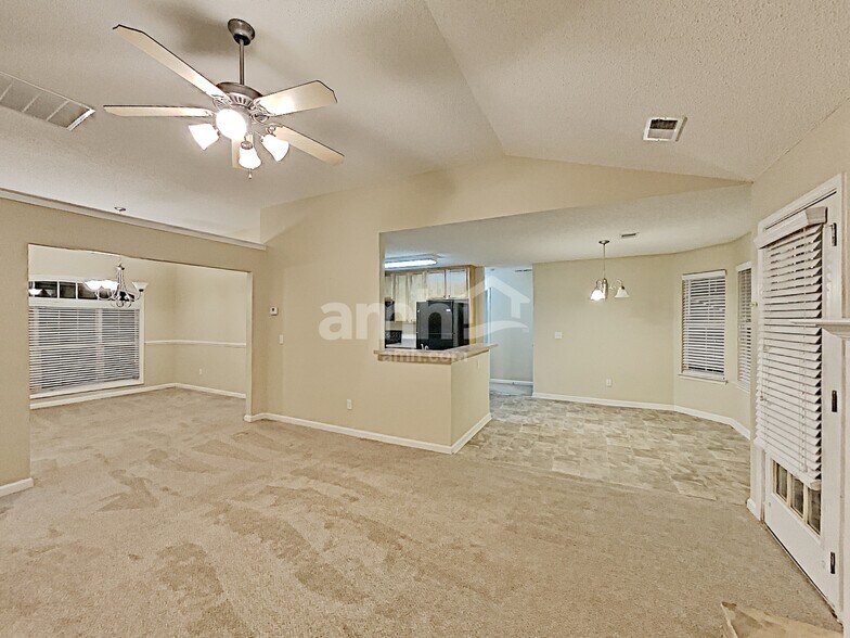 Building Photo - 466 Camella Cir