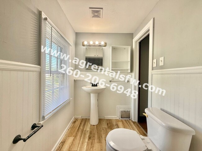 Building Photo - 2 Bedroom House