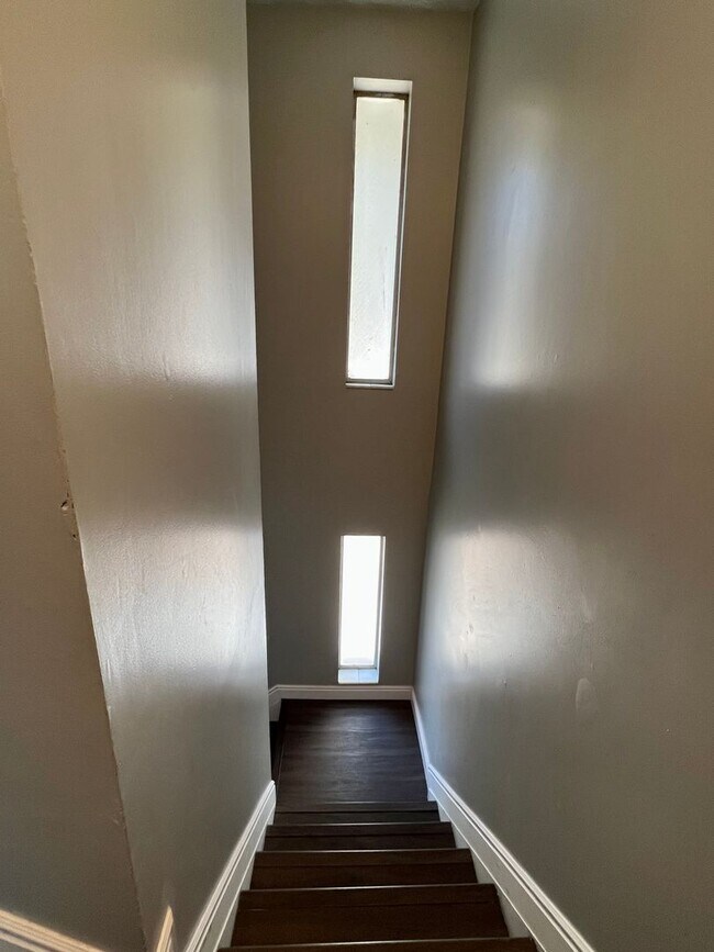 Building Photo - Rare find! Pristine townhome near Trax!