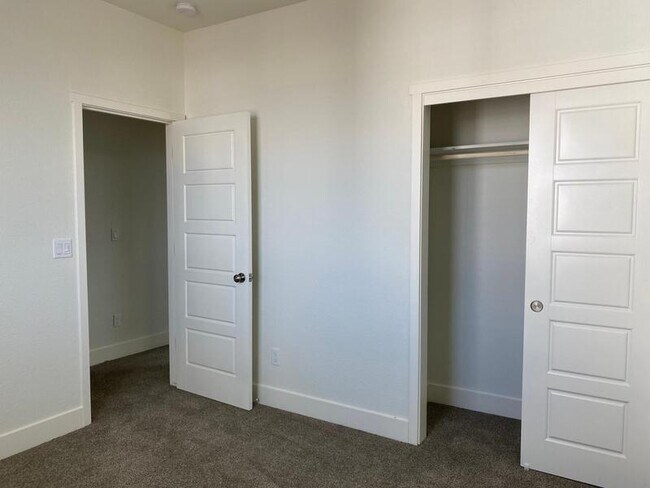 Building Photo - 2465 Pineda Dr