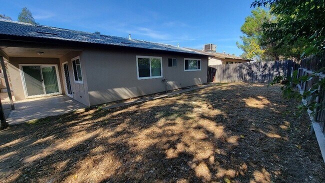 Building Photo - Wonderful and newly updated 3 bedroom 2 ba...