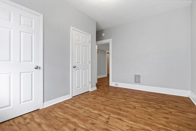 Building Photo - Kam316