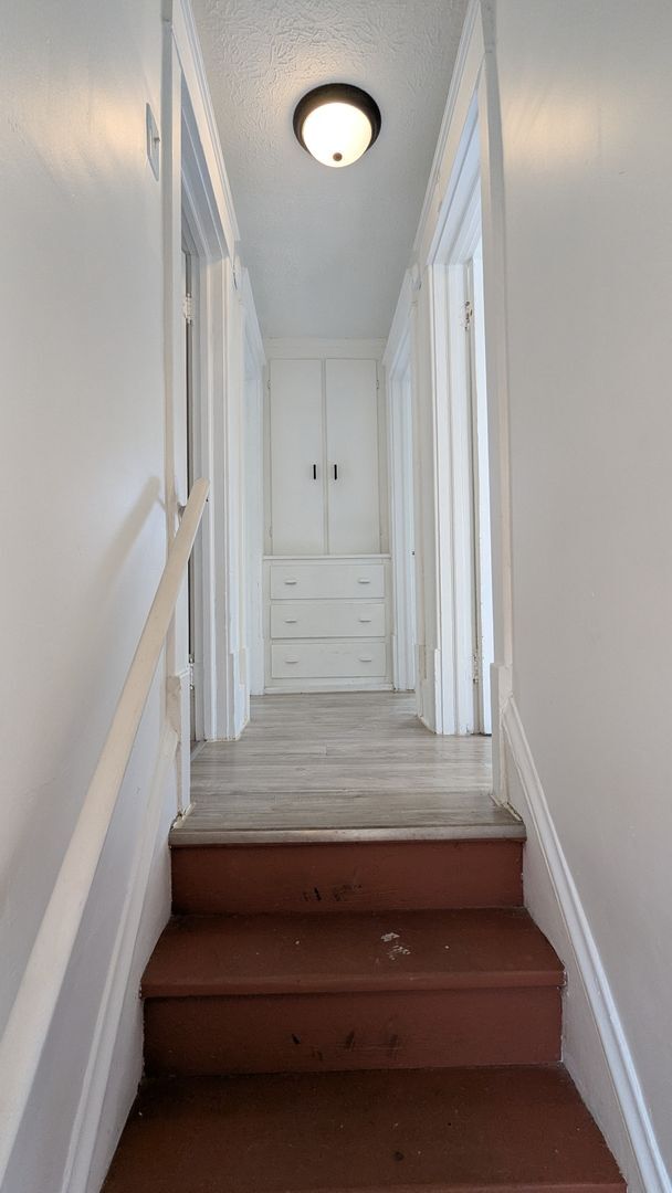 Building Photo - Discover this well-maintained 3-bedroom, 1-bath home in Akron