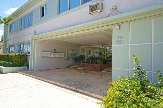 Building Photo - 2250 Bay Dr