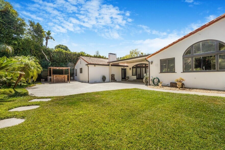 Building Photo - 114 S Layton Dr