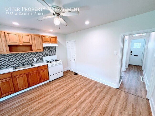 Building Photo - 2738 W Oakdale St