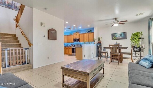 Building Photo - 5 Bedroom, 3 Bath Home in Secluded Neighbo...