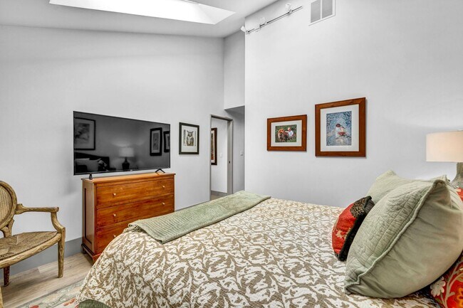 Building Photo - LAKEFRONT LUXURY ON LAKE STANLEY | FULLY FURNISHED + UTILITIES INCLUDED IN GUARDED LAKERIDGE SHORES