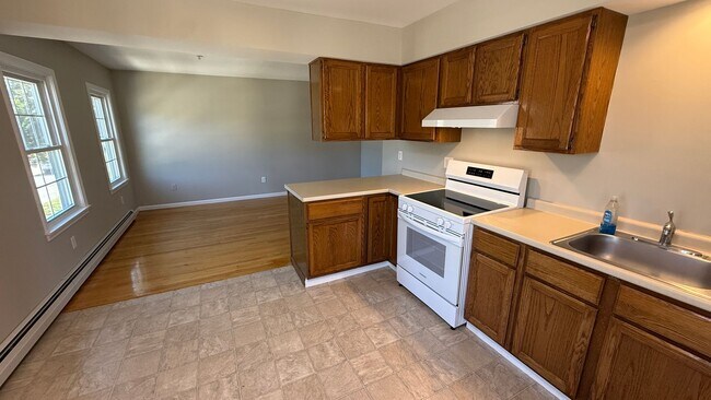 Building Photo - 2 BR with hardwood, private entrance/deck,...