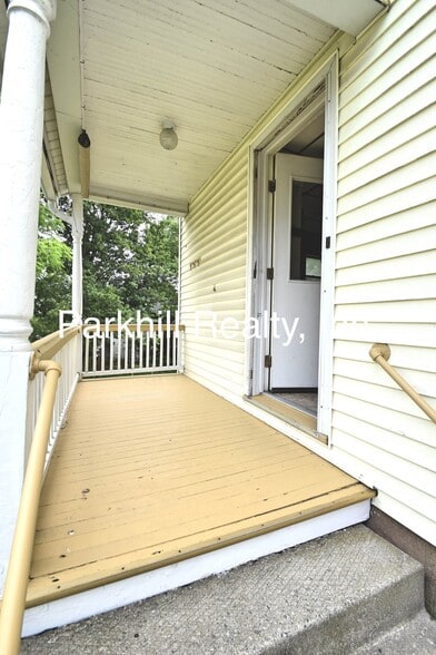 Building Photo - 824 William St