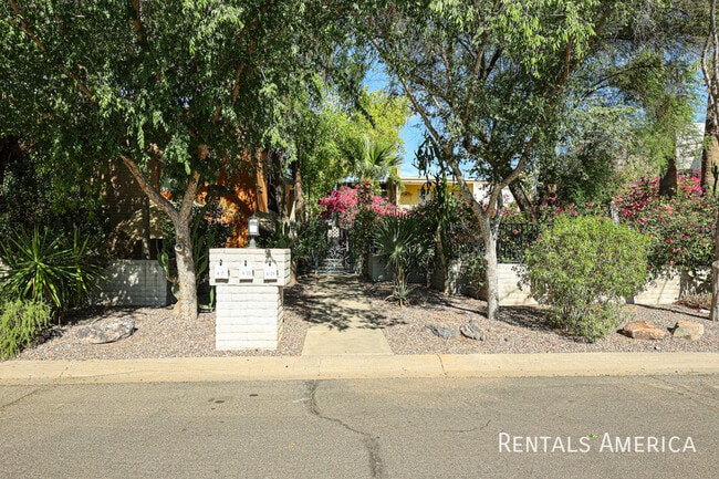 Building Photo - 4824 N Woodmere Fairway