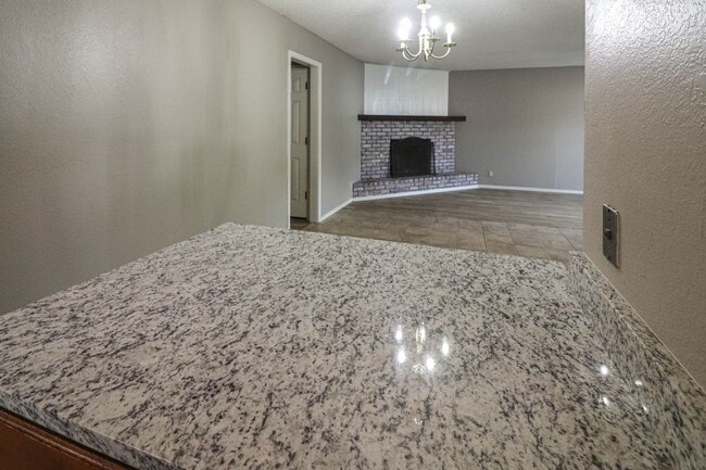 Building Photo - Cozy & Updated