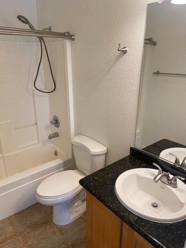 Building Photo - Prarie Oaks 3 Bdrm, 2 bath