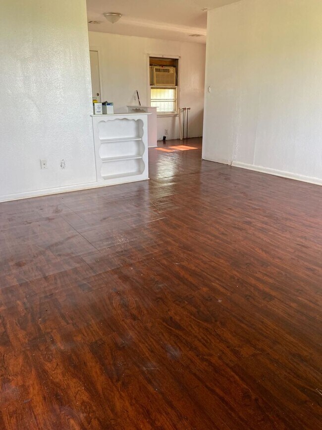 Building Photo - Well Kept Two Bed Room