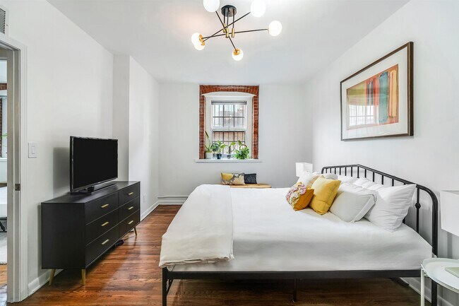 Building Photo - 347 Varick St