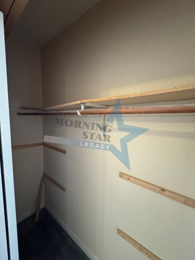 Building Photo - Hurry Leasing Special!! 3-Bedroom Home