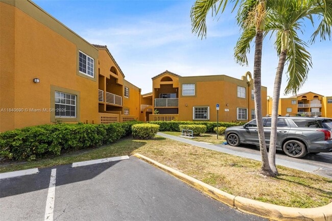 Building Photo - 9741 Fontainebleau Blvd