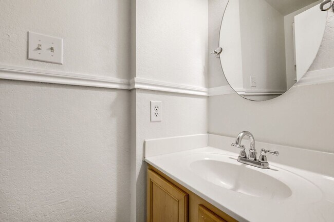 Building Photo - FRESHLY PAINTED  |  OPEN CONCEPT  |  NEAR SCHOOLS & SHOPPING